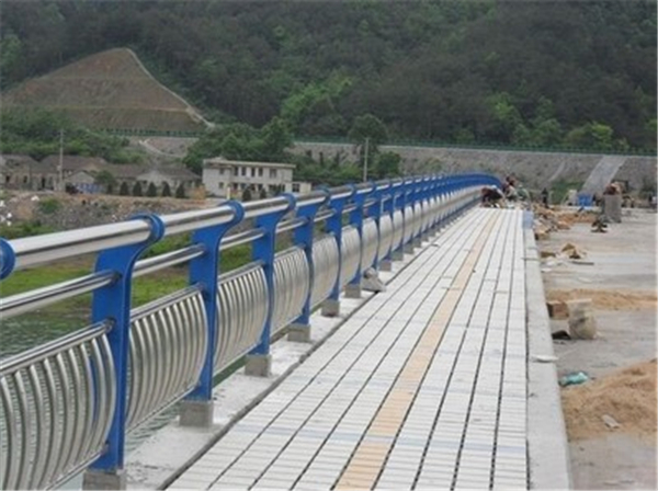 三明不锈钢桥梁护栏的特性及其在现代建筑中的应用